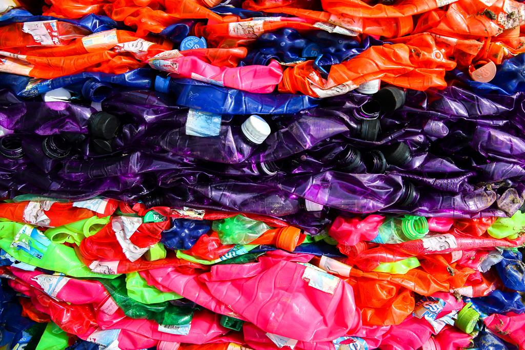 Lituânia lidera reciclagem de embalagens plásticas. Foto: Athit Perawongmetha/Reuters