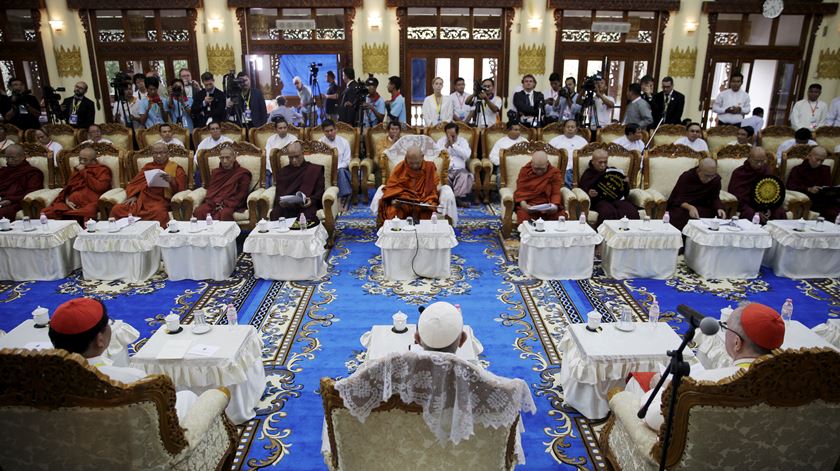 Encontro com Conselho Superior do budismo birmanês. Foto: Damir Sagolj/Reuters