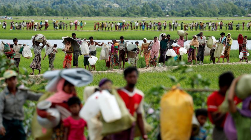Refugiados aguardam pela entrada nos campos do Bangladesh. Foto: Jorge Silva/Reuters