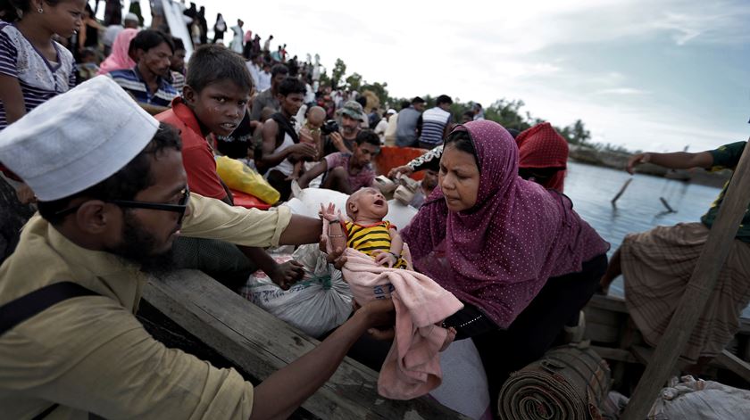 Refugiados a chegar ao campo Cox Bazar, no Bangladesh. Foto: Cathal McNaughton/Reuters