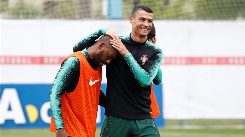 Manuel Fernandes com Cristiano Ronaldo, no Mundial 2018. Foto: Reuters