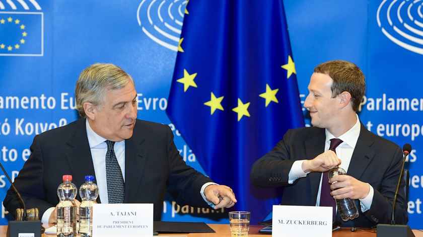 Mark Zuckerberg, CEO do Facebook, com Antonio Tajani, Presidente do Parlamento Europeu. Foto: Parlamento Europeu.