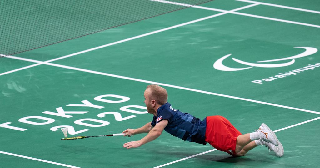 Krysten Coombs, da Grã-Bretanha, em ação contra Vitor Gonçalves Tavares, do Brasil, no jogo para a medalha de bronze Singles Badminton SH6.