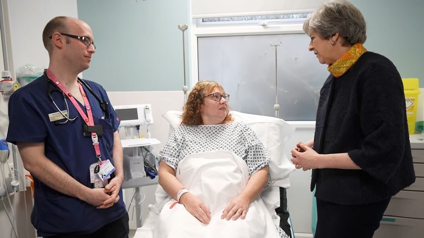 Primeira-ministra Theresa May, visita Frimley Park Hospital, Camberley, Reino Unido. Foto: Toby Melville/ Reuters