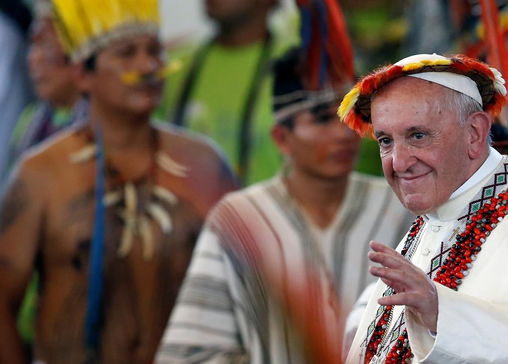 O Papa Francisco com povos indígenas na Amazónia. Foto: Henry Romero/Reuters