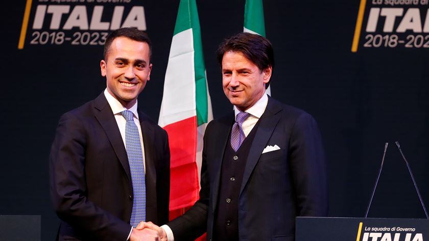 Giuseppe Conte (esq) com Luigi Di Maio, líder do MoVimento 5 Estrelas. Foto: Remo Casilli/Reuters