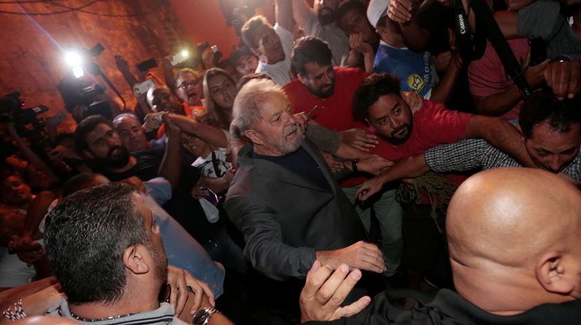 Ex-presidente brasileiro Lula da Silva, enquanto deixava os sindicado dos metalúrgicos para se entregar às autoridades. Foto: Reuters.
