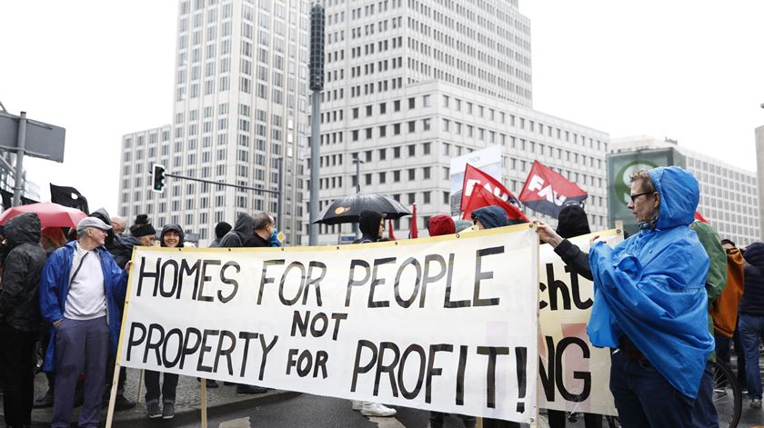 Têm sido vários os protestos de milhares na capital alemã contra as rendas excessivas e a gentrificação. Foto: Axel Schmidt/Reuters