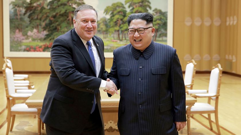 Mike Pompeo e Kim Jong-un. Foto: DR