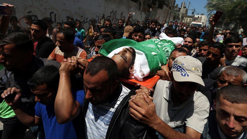Funeral de homem que morreu em Gaza nos protestos contra abertura da embaixada dos EUA em Jerusalém. Foto: Ibraheem Abu Mustafa/Reuters