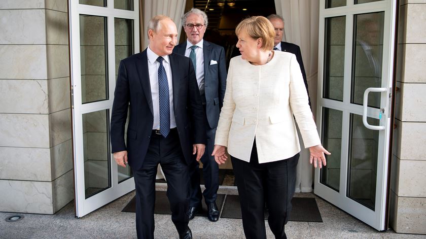 Vladimir Putin e Angela Merkel. Foto: Guido Bergmann/Reuters