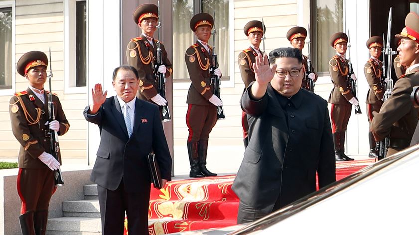 Moon Jae-in e Kim Jong-un encontraram-se de surpresa este fim-de-semana para avançar com a cimeira. Foto: handout/Reuters
