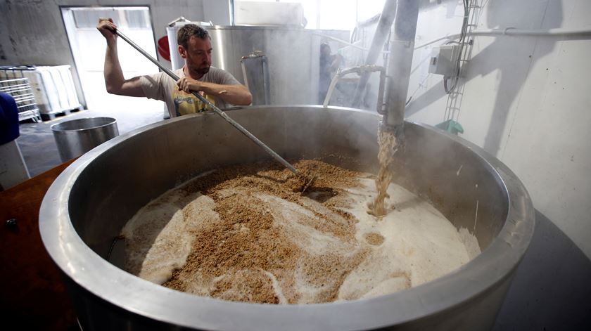 Produção de cerveja em Marselha, França. Foto: Jean-Paul Pelissier/Reuters