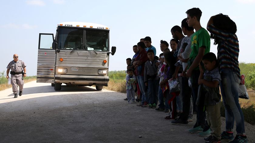 Imigrantes com crianças na fronteira México/EUA. Foto: Loren Elliott/Reuters