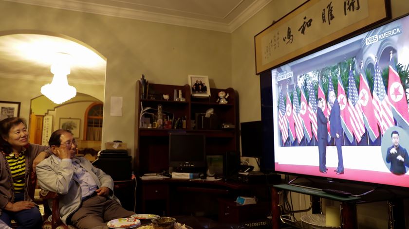 Coreanos assistem na televisão a encontro entre Kim Jong-un e Donald Trump, em junho de 2018 Foto: Jeenah Moon/Reuters