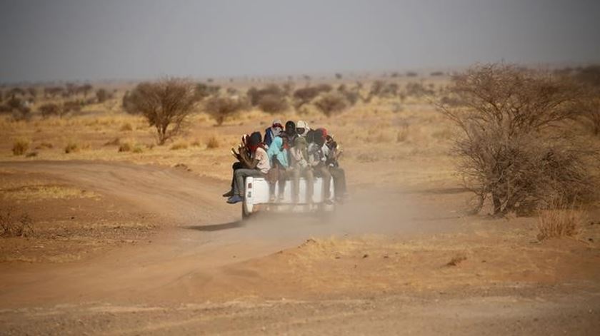 Grupo de migrantes resgatados no Sahara a ser transportado para o Níger. Foto: Joe Penney/Reuters