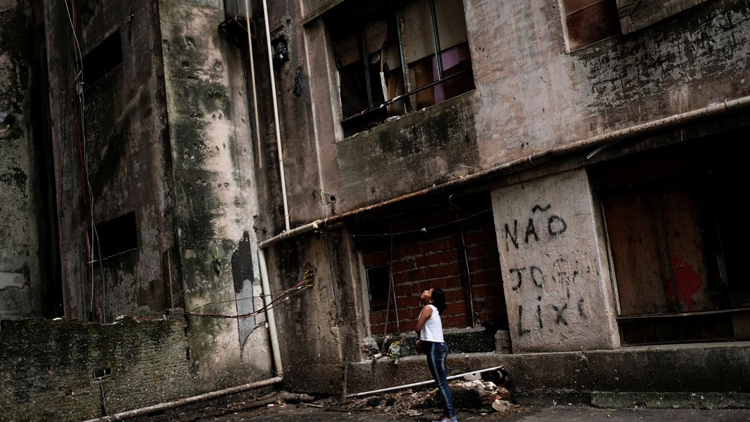 Empregos e serviços públicos são abundantes no centro da cidade de São Paulo, mas as casas para habitação são escassas. Existem inúmeros edifícios abandonados, como a antiga fábrica Prestes Maia.