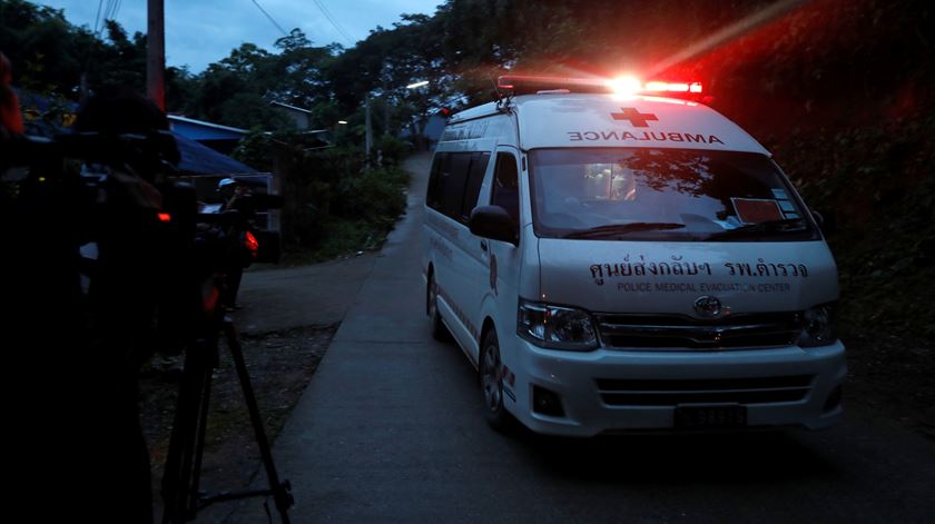 Jornalistas filmam uma ambulância que acreditam transportar os dois primeiros rapazes retirados da gruta na Tailândia. Foto: Soe Zeya Tun/Reuters