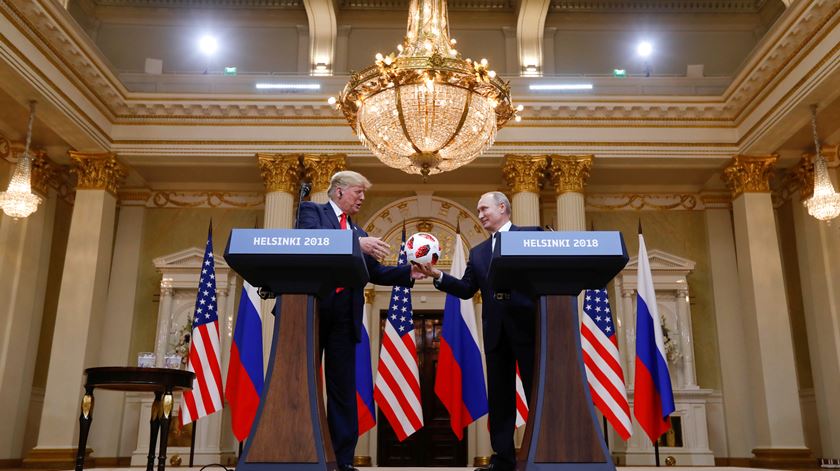 Donald Trump e Vladimir Putin cimeira Helsínquia Finlândia 16/07/18. Foto arquivo: Kevin Lamarque/Reuters