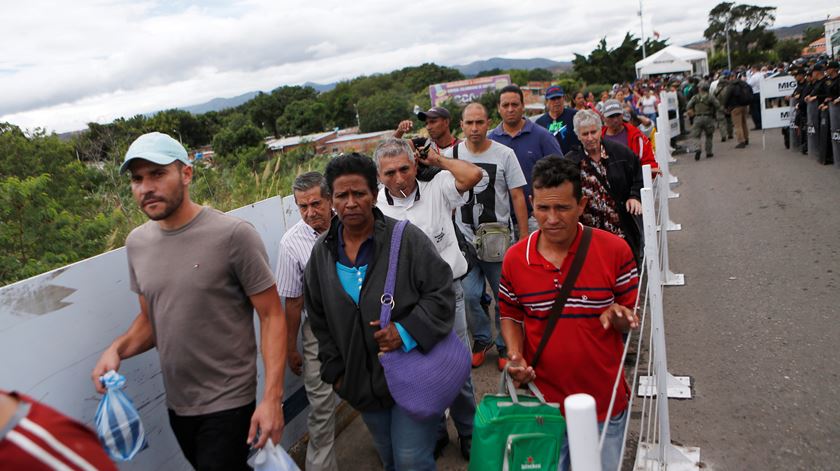Migrantes venezuelanos cruzam a fronteira entre a Venezuela e Colômbia. Foto: Luisa Gonzalez/Reuters
