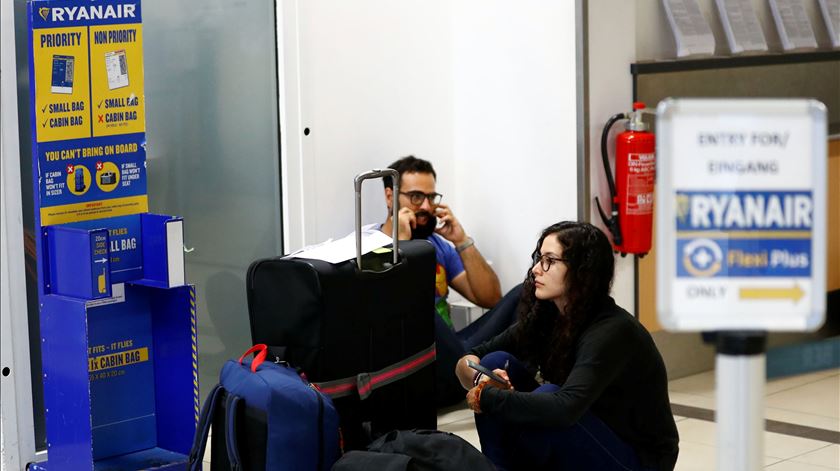 Milhares de passageiros podem ficar sem voo esta sexta-feira.Foto: Fabrizio Bensch/Reuters