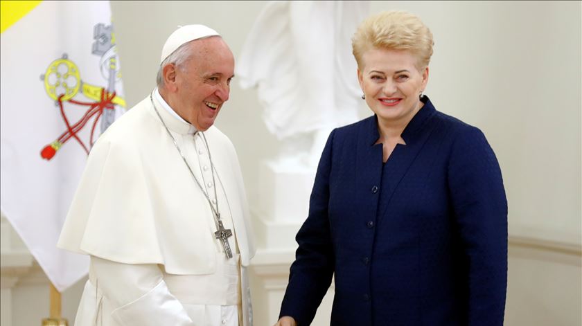 Papa Francisco recebido pela presidente da Lituânia, Dalya Grybauskaite Foto: Ints Kalnins/Reuters