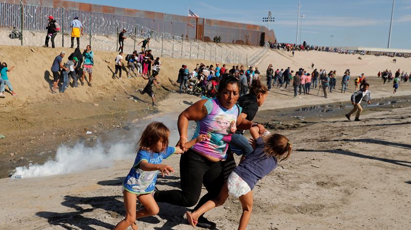 Mãe das honduras tentou entrar nos EUA com duas crianças e foi atacada com gás pimenta. Foto: Kim Kyung-Hoon/Reuters