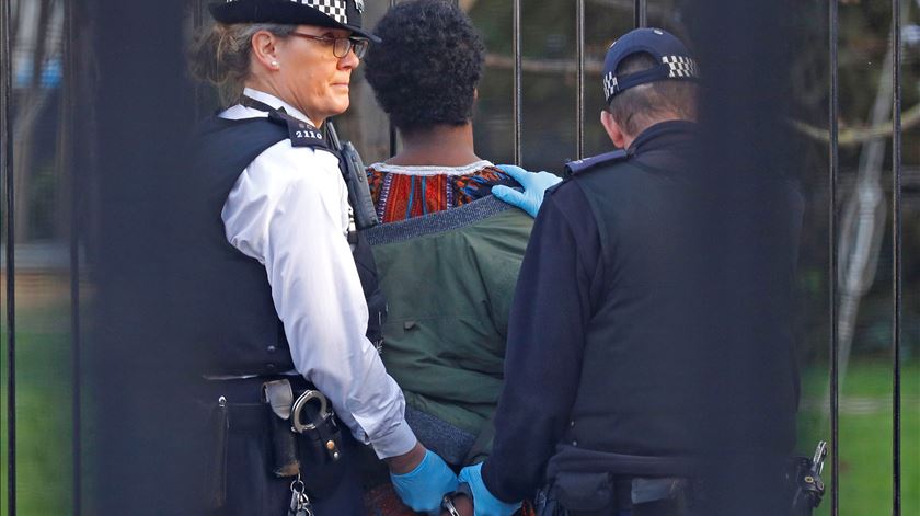 Polícia usou taser para imobilizar o suspeito, entretanto detido. Foto: Peter Nicholls/Reuters