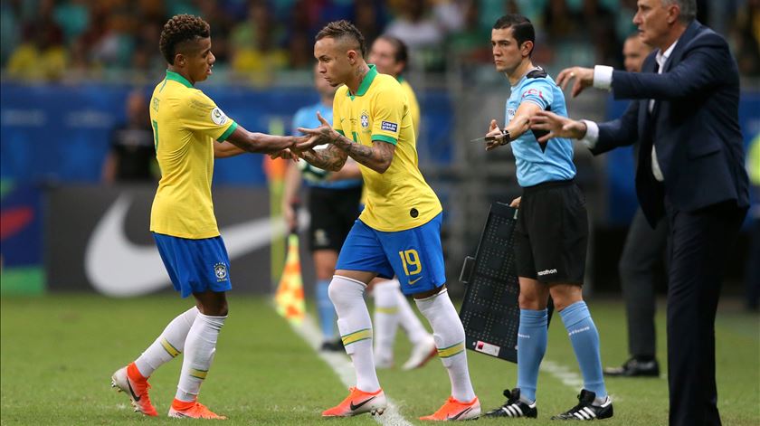 Entra David Neres, sai Everton Cebolinha. Foto: Rodolfo Buhrer/Reuters