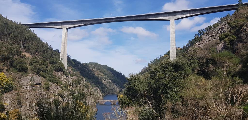 Ponte que serve o IC8 e a ponte medieval sobre o Rio Cabril, em Pedrógão Grande. Foto: Maria João Cunha/RR