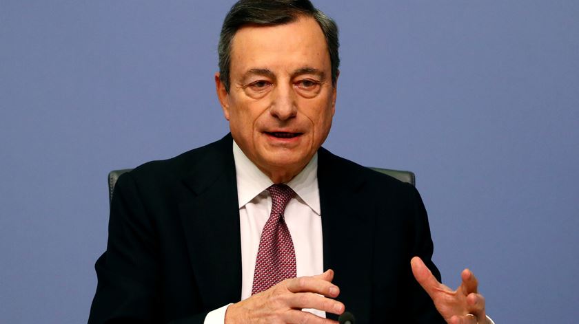 Instituição dirigida por Draghi diz que juros podem só subir em 2020. Foto: Kai Pfaffenbach/Reuters