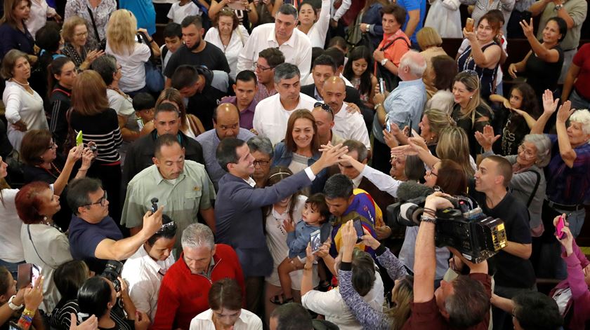 Guaidó com apoiantes após oração em Caracas. Foto: Carlos Garcia Rawlins/Reuters