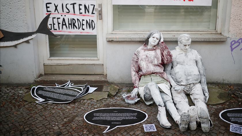 Mais recente manifestação contra subida das rendas em Friedrichshain. No cartaz lê-se "Existência em perigo". Foto: Hannibal Hanschke/Reuters