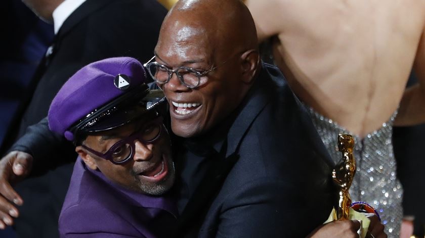 Spike Lee abraça Samuel L. Jackson na cerimónia dos Óscares 2019. Foto: Reuters