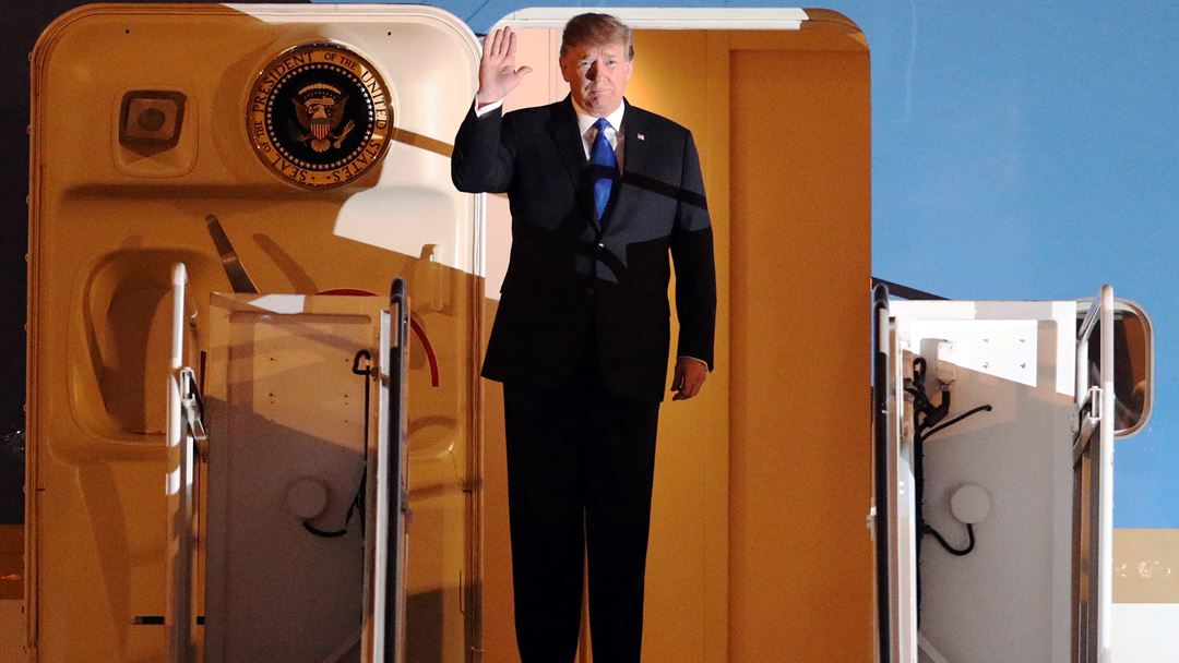 Trump aterrou no aeroporto Noi Bai na terça-feira à tarde. Foto: Reuters