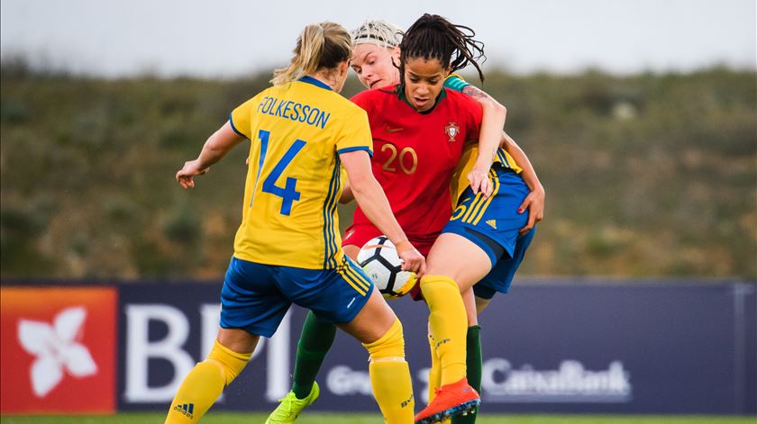 Jéssica Silva entre duas jogadoras da Suécia. Foto: Ludvig Thunman/Reuters
