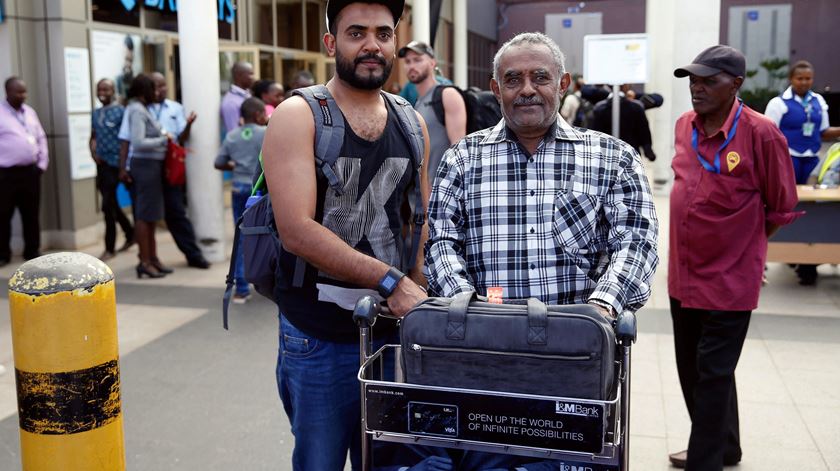 Ahmed Khalid, à esquerda, acompanhado pelo pai, perdeu o avião da Ethiopian Airlines que se despenhou perto da cidade de Bishoftu, na Etiopia. Foto: Baz Ratner/Reuters