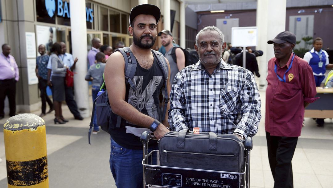 Ahmed Khalid, à esquerda, acompanhado pelo pai, perdeu o avião. Um atraso com escalas no Dubai evitou que Ahmed embarcasse no voo ET 302. 