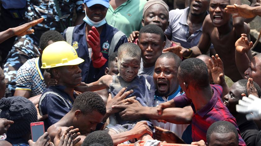 37 pessoas, incluindo várias crianças, foram resgatadas desde ontem. Foto: Temilade Adelaja/Reuters