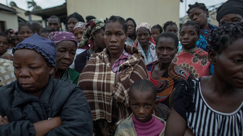 Sobreviventes do ciclone Idai em Moçambique frente à Escola Secundária do Matadouro, na Beira. Foto: Josh Estey/Care International via Reuters