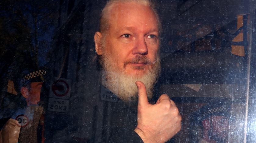 Julian Assange, fundador da WikiLeaks, a ser levado pela polícia após a detenção na embaixada do Equador em Londres. Foto: Hannah McKay/Reuters