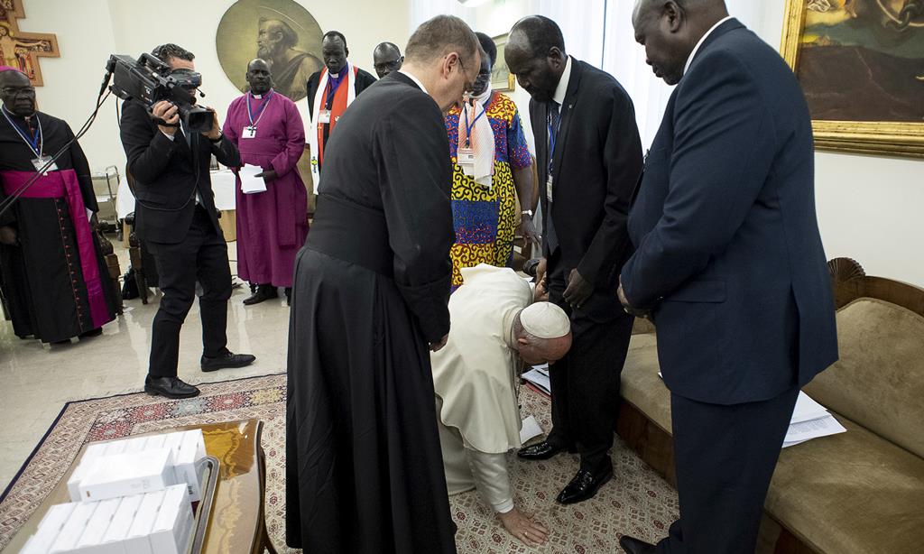 O Papa Francisco beija os pés aos líderes políticos do Sudão do Sul durante um encontro no Vaticano, em abril de 2019. Foto: Vaticano