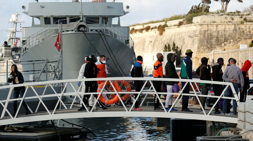 Migrantes resgatados no Mediterrâneo pelo navio humanitário alemão "Alan Kurdi" em abril deste ano. Foto: Darrin Zammit Lupi/Reuters