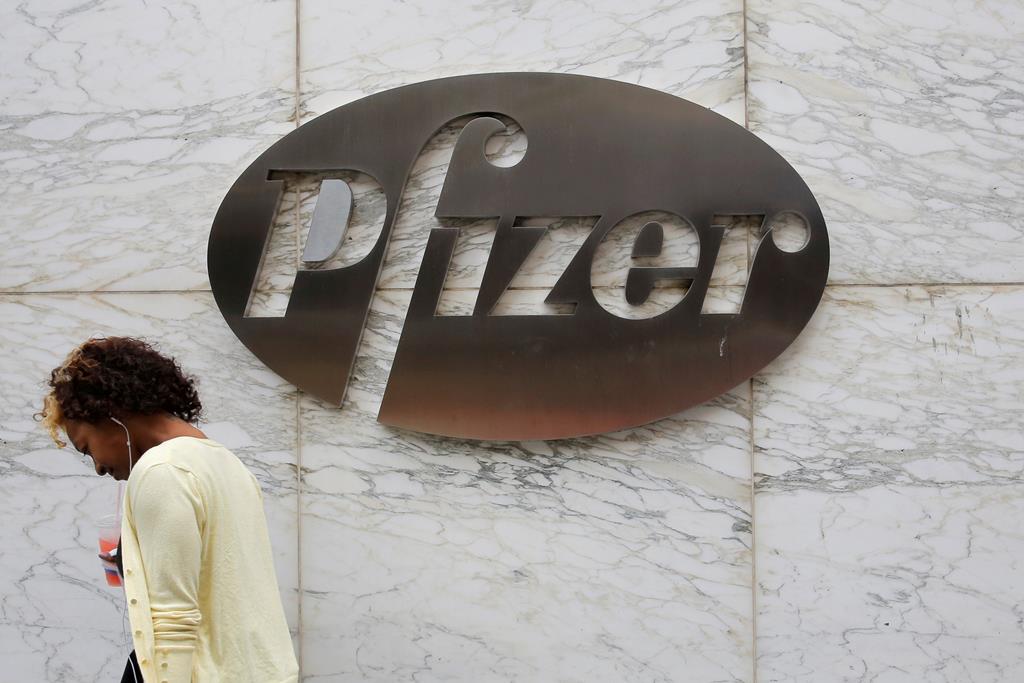 Logótipo da Pfizer na sede mundial da empresa Foto: Andrew Kelly/Reuters