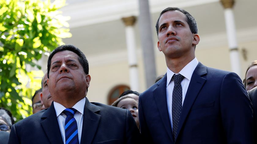 Edgar Zambrano, vice-presidente da Assembleia Nacional da Venezuela, ao lado do autoproclamado Presidente interino do país, Juan Guaidó. Foto: Manaure Quintero/Reuters