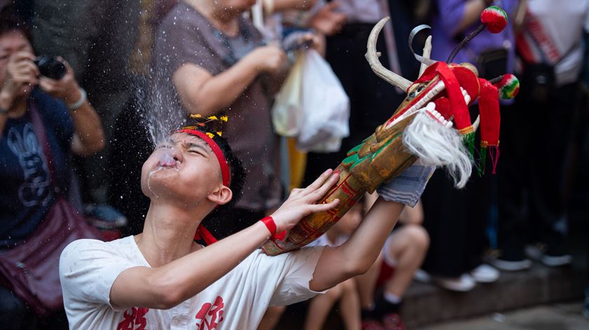 Festival do Dragão Embriagado, para celebrar o nascimento de Buda, nas ruas de Macau. Foto: Reuters