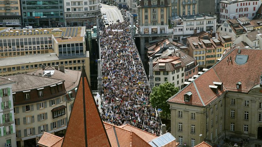 Milhares saíram à rua em Lausane, na Suíça. Foto: Denis Balibouse/Reuters