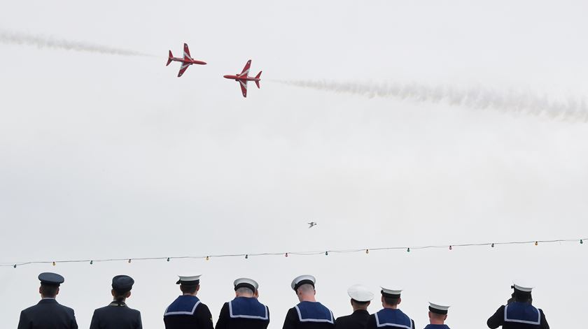 Elementos da Marinha Real Britânica observam uma das demonstrações aéreas. Foto: Toby Melville/Reuters