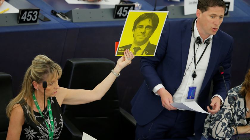 Um membro do Parlamento Europeu segura um retrato de Carles Puigdemont na primeira sessão plenária no recém eleito Parlamento Europeu. Foto: Vincent Kessler/Reuters