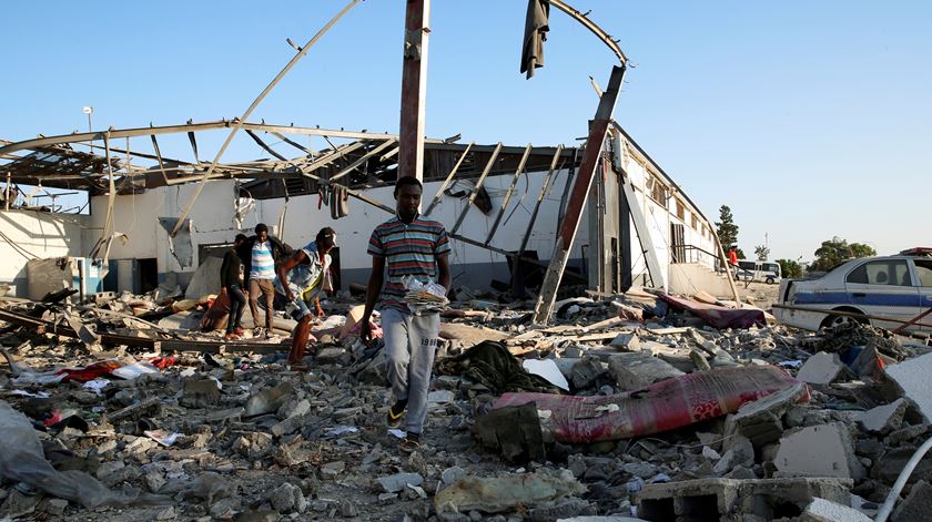 Ataque contra centro de migrantes em Tajoura arredores de Trípoli na Líbia. Foto: Ismail Zetouni/Reuters